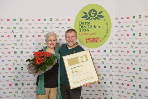 Zum Demeterhof Klostersee gehören Landwirtschaft, eine Käserei, eine Backstube, Ferienwohnungen, ein Altenprojekt sowie der „Beste Hofladen 2019“. Gerlinde und Alberto Ariberti sind die beiden Ladenverantwortlichen. (Foto: C Lichtwerk-fotostudio/bio verlag gmbh.)