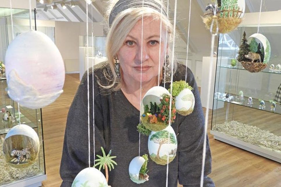 Künstlerin Edda Henschel zeigt „Die Welt im Ei“.