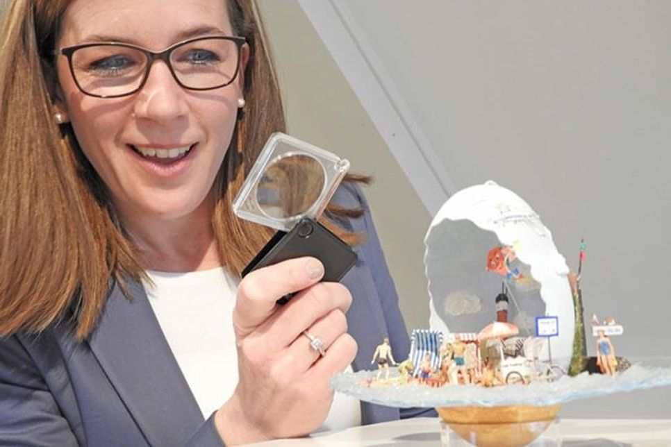 Museumsleiterin Dr. Julia Hümme freut sich alle BesucherInnen, die die Kunstwerke unter die Lupe nehmen werden - gern auch buchstäblich.