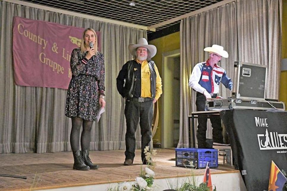 Ehrengast Wienke Voß, Vertreterin der Schleswig Holsteinischen Krebsgesellschaft mit „Sheriff“ Uwe Göllner und DJ Mike WestCo aus Berlin.