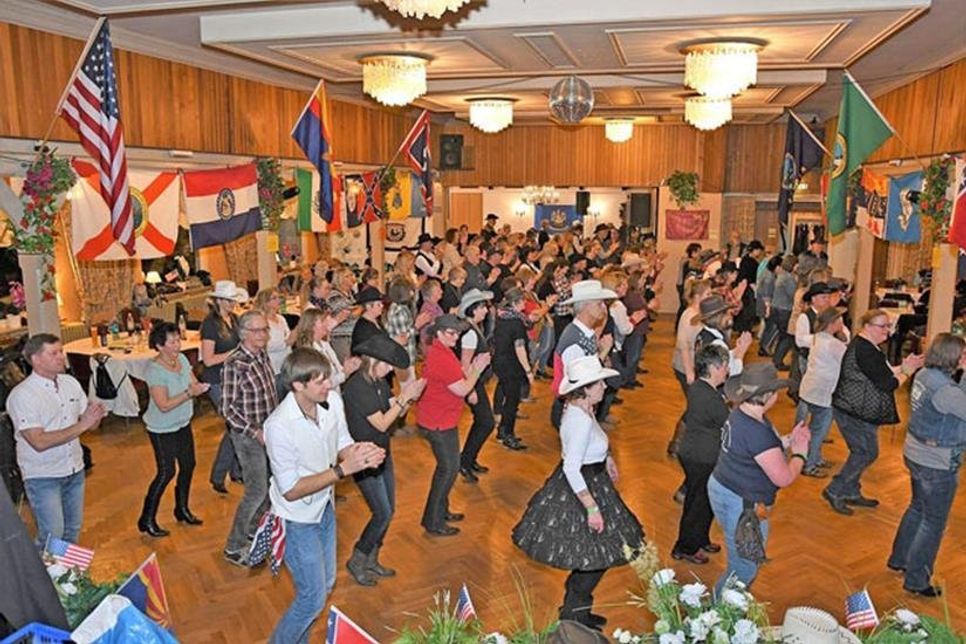 Qualmende Boots und gute Stimmung: Line Dancer im Saal des Hotels Rosenheim.