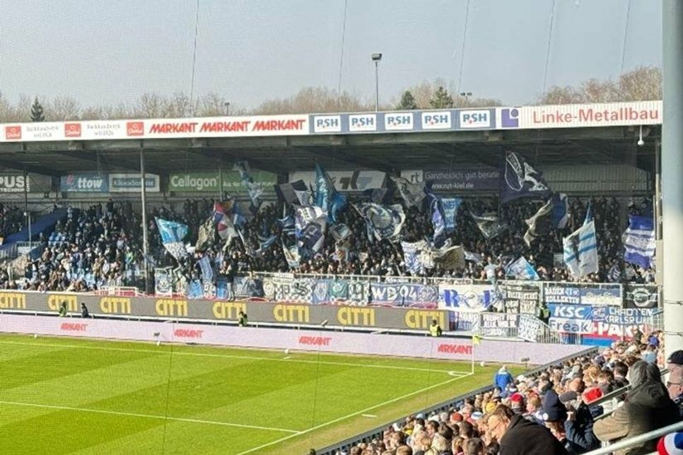 Die Gästefans vom KSC fuhren ohne Punkte heim.