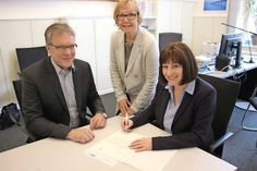 Bürgermeisterin Dr. Tordis Batscheider mit Stadtwerkeleiterin Vera Litzka und Prokurist der Vereinigten Stadtwerke Media GmbH Matthias Schubert (v. re.).