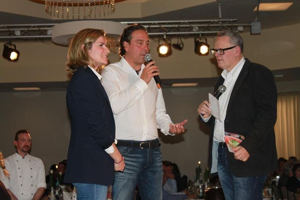 Sportmoderator Ulli Potofski (re.) führte durch die Veranstaltung und eröffnete den Abend mit Touristikleiterin Janina Kononov und dem Dehoga-Vorsitzenden Andreas Werner.