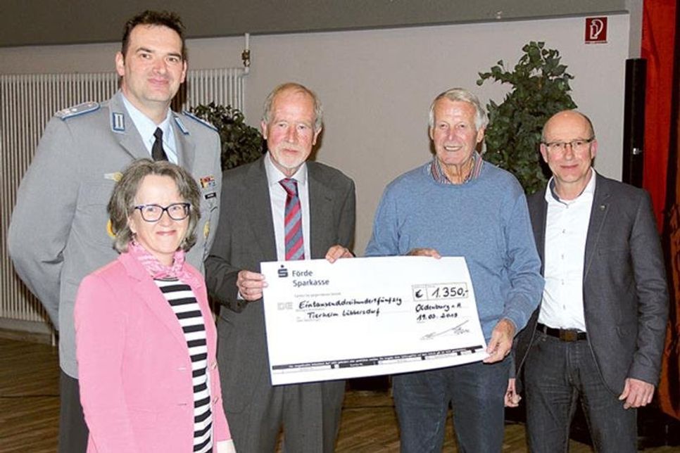 Oberstleutnant Ralf Stachowiak überreichte im Beisein von Oldenburgs Bürgervorsteherin Susanne Knees und Oldenburgs Bürgermeister Martin Voigt den Spendenscheck in Höhe von 1.350 Euro an Claus-Peter Matthiensen, den 1. Vorsitzenden im Tierschutzverein Oldenburg und Umgebung e.V. von 1965, der sich mit seinem Vorgänger Hans-Walter Oldenburg über die willkommene Unterstützung zum Wohle der Tiere im Tierheim Lübbersdorf freute.