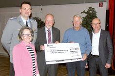 Oberstleutnant Ralf Stachowiak überreichte im Beisein von Oldenburgs Bürgervorsteherin Susanne Knees und Oldenburgs Bürgermeister Martin Voigt den Spendenscheck in Höhe von 1.350 Euro an Claus-Peter Matthiensen, den 1. Vorsitzenden im Tierschutzverein Oldenburg und Umgebung e.V. von 1965, der sich mit seinem Vorgänger Hans-Walter Oldenburg über die willkommene Unterstützung zum Wohle der Tiere im Tierheim Lübbersdorf freute.