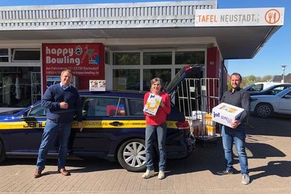Janus-Geschäftsführer Thorsten Schmidt (lks.) und Nahkauf Schlüter-Inhaber Denis Schlüter (re.) lieferten die Riesenspende an die Tafel, vertreten von 2. Vorsitzender Verena Treppe.