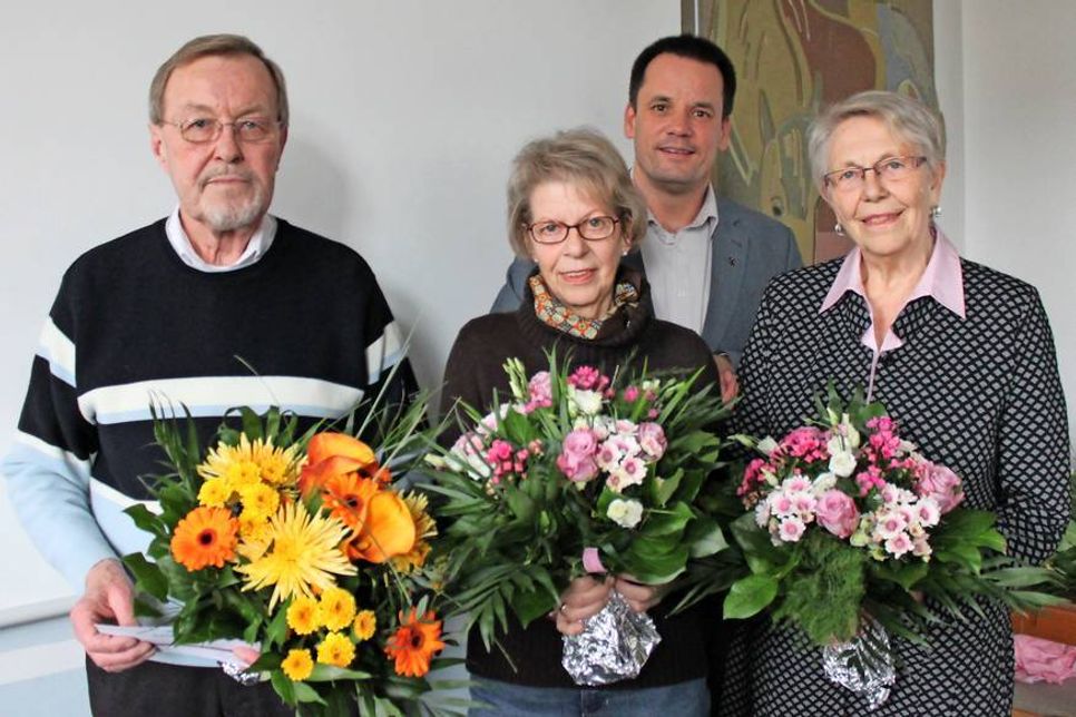 Der Bürgermeister (2. v. re.) bedankte sich bei den scheidenden Mitgliedern Antje-Marie Steen, Antje Börensen und Rudi Sass (v. re.).