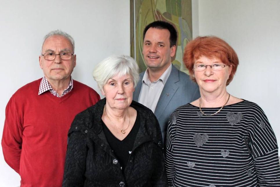 Der neue Vorstand des Seniorenbeirats: 1. Vorsitzender Rainer Figgen mit seinen Stellvertreterinnen Vera Cobarg und Astrid Birkner (v. lks.) sowie Bürgermeister Mark Burmeister (2. v. re.).