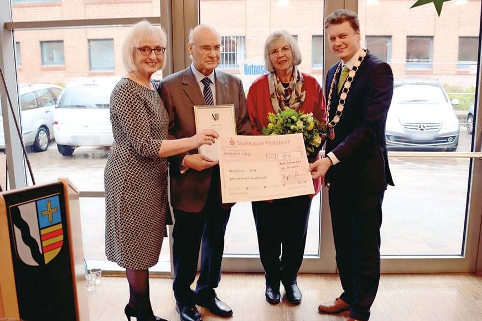 Für ihr langjähriges und entschlossenes Engagement im Umweltbeirat wurden Jutta und Hartmut Quedzuweit von Bürgervorsteherin Birgit Clemens (l.) und Bürgermeister Uwe Brinkmann (r.) mit dem Umweltpreis ausgezeichnet. (Fotos: A. Persson-Drzewiecki)