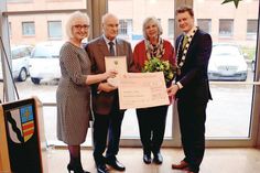 Für ihr langjähriges und entschlossenes Engagement im Umweltbeirat wurden Jutta und Hartmut Quedzuweit von Bürgervorsteherin Birgit Clemens (l.) und Bürgermeister Uwe Brinkmann (r.) mit dem Umweltpreis ausgezeichnet. (Fotos: A. Persson-Drzewiecki)