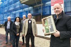 Fensterrestaurator Volker Marten, Stiftungsratsvorsitzender Harald Werner, Bibliotheksleiter Dr. Frank Baudach, Geschäftsführerin Anja Sierks-Pfaff, Architekt Thomas Uhlen (von rechts).