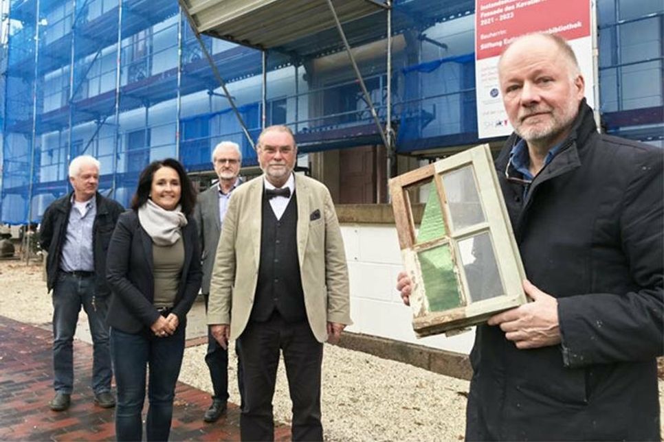 Fensterrestaurator Volker Marten, Stiftungsratsvorsitzender Harald Werner, Bibliotheksleiter Dr. Frank Baudach, Geschäftsführerin Anja Sierks-Pfaff, Architekt Thomas Uhlen (von rechts).