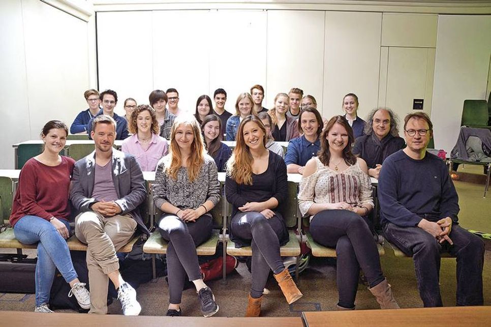 Fünf der teilnehmenden Studenten der MHL, Ida-Marie Brandt (vorne von links), Konstantin Busack, Sarah Sieprath, Yasmin Piwko und Anja Liedtke, mit einigen Schülern des OGTs und Dr. Axel Ster und Prof. Bernd Ruf beim Pressegespräch mit dem „reporter“. (Foto: René Kleinschmidt)