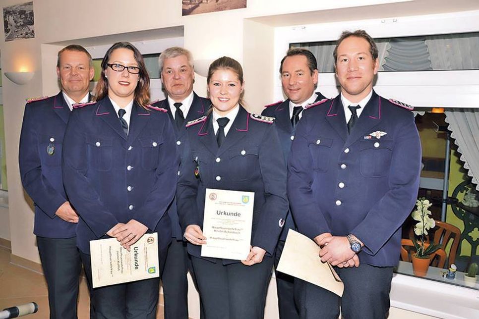 Gemeindewehrführer Stephan Muuss (hi, v.li.), Wehrführer Carsten Dede und sein Stellvertreter Sascha Klink mit den Beförderten Jasmin Kuhfuß (vo. v.li.), Kristin Achenbach und Mirco Klink. (Foto: René Kleinschmidt)