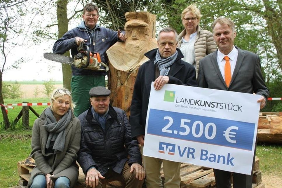 Ekkehard Briese von Landkunststück e.V. (2. v. re) freut sich über den Scheck der VR Bank von Kundenberater Kay Kripke (re.) für die Skulptur von Bildhauer Johannes Caspersen (hi. lks.) für die Gemeinde Grube, vertreten durch Bürgermeister Volkert Stoldt (2. v. lks.), Vorsitzende Tourismusausschuss Kirsten Sköries (hi. re.) und die Tourismusbeauftragte Elgin Zühlke (lks.).