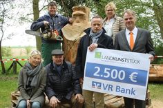 Ekkehard Briese von Landkunststück e.V. (2. v. re) freut sich über den Scheck der VR Bank von Kundenberater Kay Kripke (re.) für die Skulptur von Bildhauer Johannes Caspersen (hi. lks.) für die Gemeinde Grube, vertreten durch Bürgermeister Volkert Stoldt (2. v. lks.), Vorsitzende Tourismusausschuss Kirsten Sköries (hi. re.) und die Tourismusbeauftragte Elgin Zühlke (lks.).