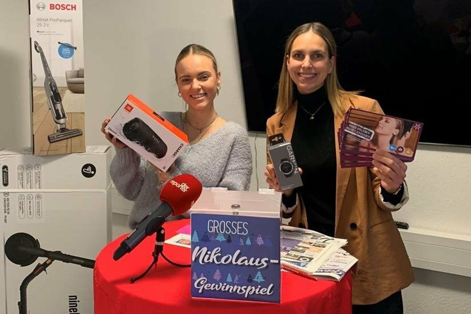 Patricia Wülfing (lks.) und Kristina Kolbe haben auch heute wieder 25 Gewinner gezogen.