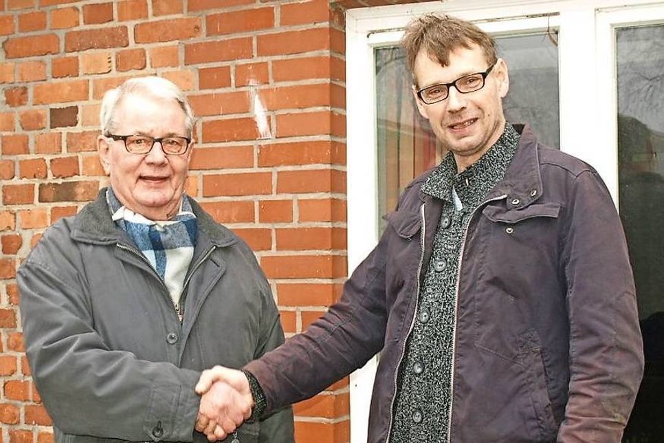 Bürgermeister Hans-Alfred Plötner (lks.) begrüßt den neuen Jugendpfleger Heiko Dittmann vor dem Jugendtreff, der vorerst am Montag und Freitag von 16 bis 18 Uhr geöffnet ist.