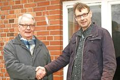 Bürgermeister Hans-Alfred Plötner (lks.) begrüßt den neuen Jugendpfleger Heiko Dittmann vor dem Jugendtreff, der vorerst am Montag und Freitag von 16 bis 18 Uhr geöffnet ist.