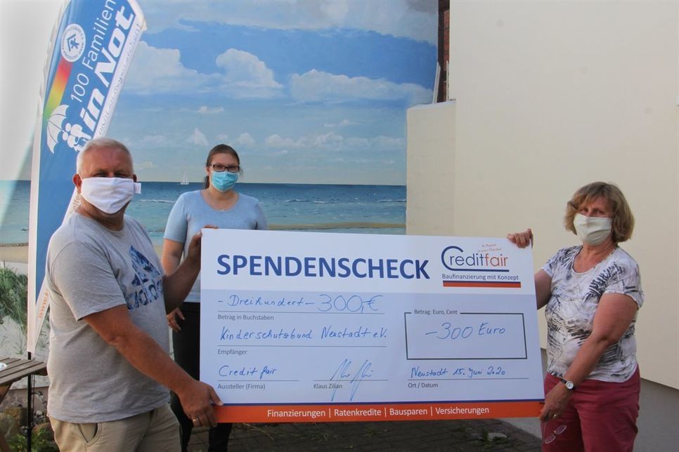 Geschäftsführer Klaus Zilian und Vertriebsassistentin Anja Littwin von Creditfair Neustadt in Holstein mit der Vorstandsvorsitzenden des DKSB Ostholstein Mechtild Piechulla (v. lks.).