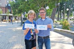 Christine Knebelkamp von der TSNT und Tourismuschef Joachim Nitz zeigen einige Vorlagen, die als Straßenmalerei auf dem Niendorfer Balkon entstehen sollen. (Foto: TSNT GmbH)