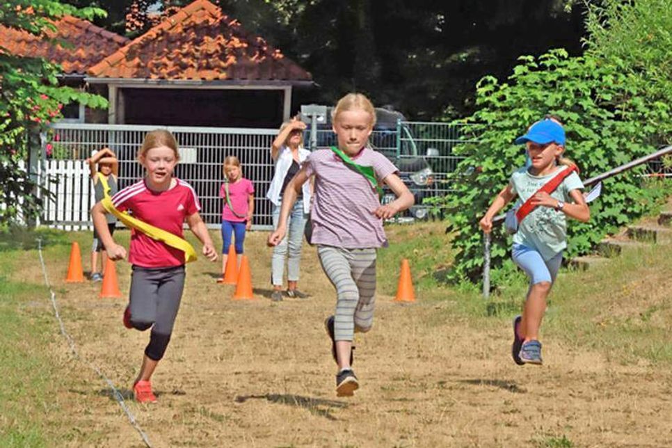 Auf der 30 Meter Strecke heißt es für die jungen Sprinter „Gas geben“.