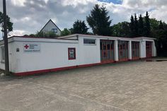 Die DRK-Unterkunft Süsel. Das ehemalige Haus der Freiwilligen Feuerwehr beherbergt die Einsatzfahrzeuge der Bereitschaft Süsel. Das Flachdach weist Schäden auf, die dringend beseitigt werden müssen: eine erhebliche Aufgabe für den Ortsverein.
