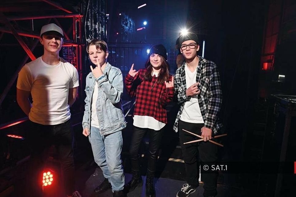 Die lokale Punkrock-Band „Chapter X“ tritt in den Blind-Auditions bei dem TV-Format „The Voice Kids“ auf.