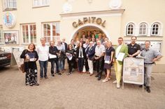 Gruppenfoto vor dem Capitol Lichtspiele in Kappeln.