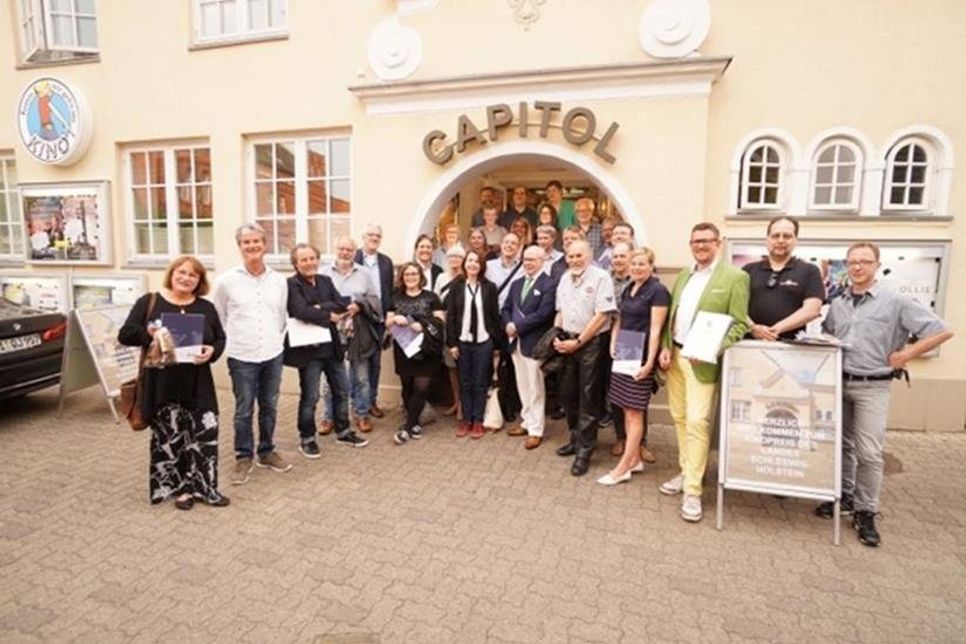 Gruppenfoto vor dem Capitol Lichtspiele in Kappeln.