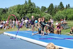 Choreografie mit Tanzbändern.