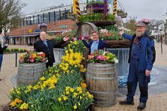Der bunte Osterbrunnen auf dem Timmendorfer Platz mit Wolfgang Rahlf (links), Tourismuschef Joachim Nitz (Mitte) und Sven Petersen vom Bauhof der Gemeinde.