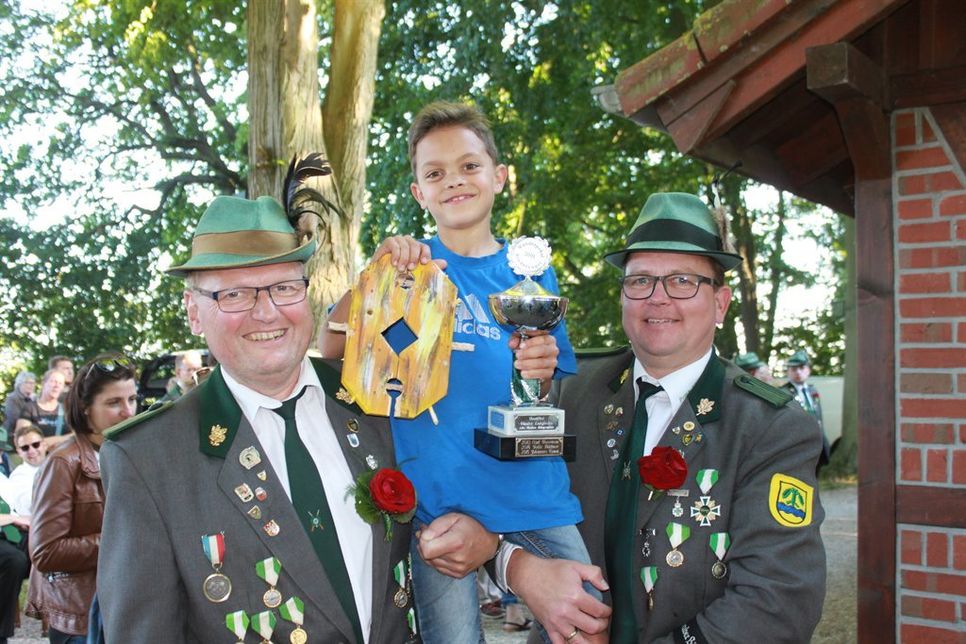Die Gildebrüder feierten auch den Kinderkönig Tom Thies (7) aus Grube.