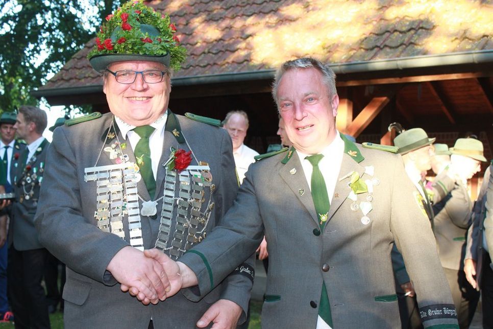 Vorjahreskönig Reiner Becker gratulierte seinem Nachfolger Karl-Heinz Wilkens (re.) zur Königswürde.