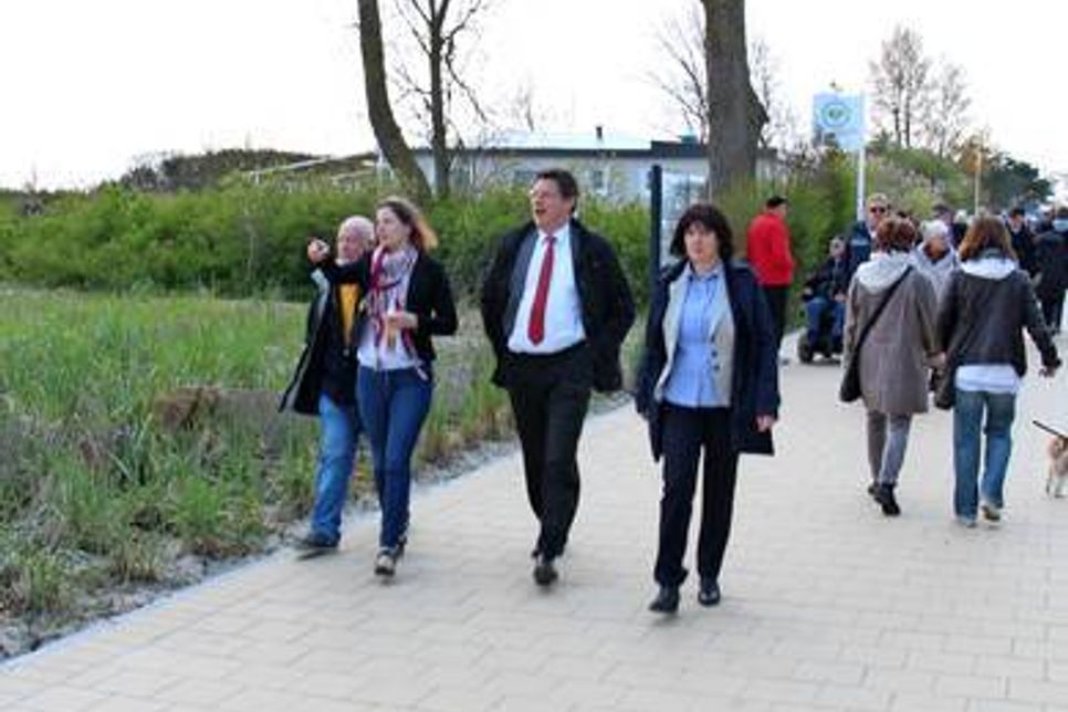 Gemeinsam mit Sönke Sela und Vera Kremer flanierten Wirtschaftsminister Meyer und Bürgermeisterin Dr. Tordis Batscheider (v. lks.) auf der neuen Promenade.