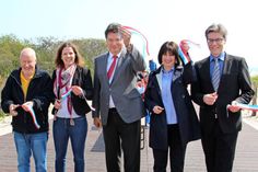 Zerschnitten gemeinsam das blau-weiß-rote Band: Bürgervorsteher Sönke Sela, Werkleiterin vom Tourismus-Service Vera Kremer, Wirtschaftsminister Reinhard Meyer, Bürgermeisterin Dr. Tordis Batscheider und Tourismus-Agentur-Vorstand André Rosinski (v. lks.).