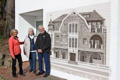 Gisela Künkel, Edith Kiesbye und Horst Bünning (v. lks.) vor dem neuen Gemälde.