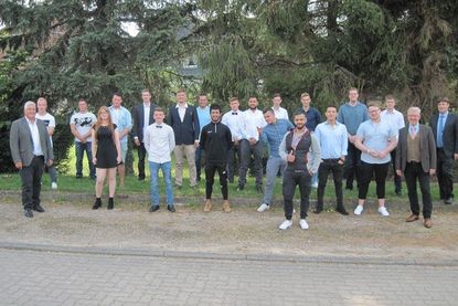 Die freigesprochenen Junggesellen aus den Kreisen Ostholstein und Plön mit ihren Berufsschullehrern und Obermeister Dierk Holtorf (lks.).