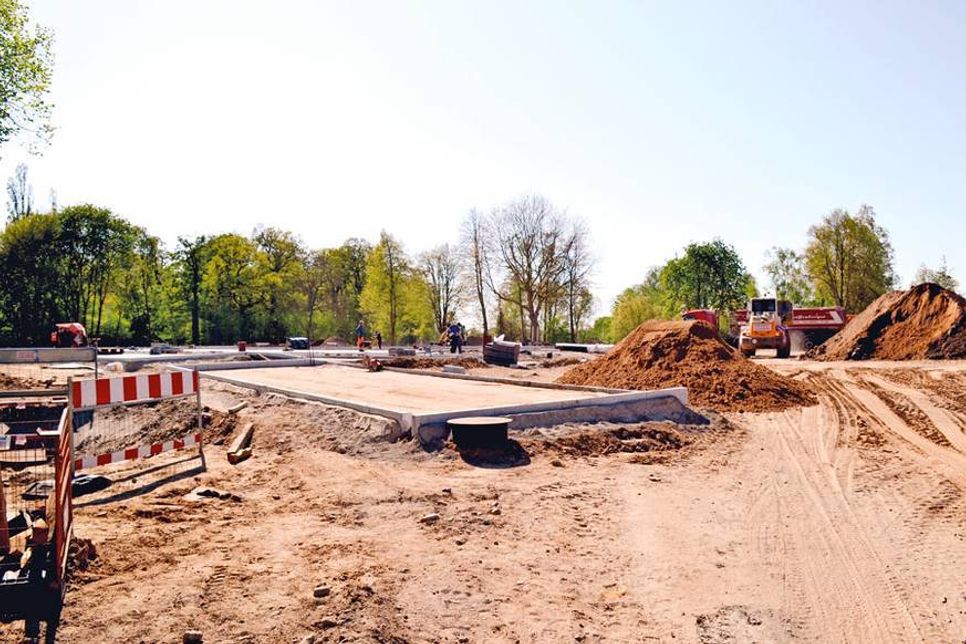 Die Bauarbeiten für den neuen Großparkplatz mit Anbindung an die B 76 gehen derzeit zügig voran. (Foto: René Kleinschmidt)