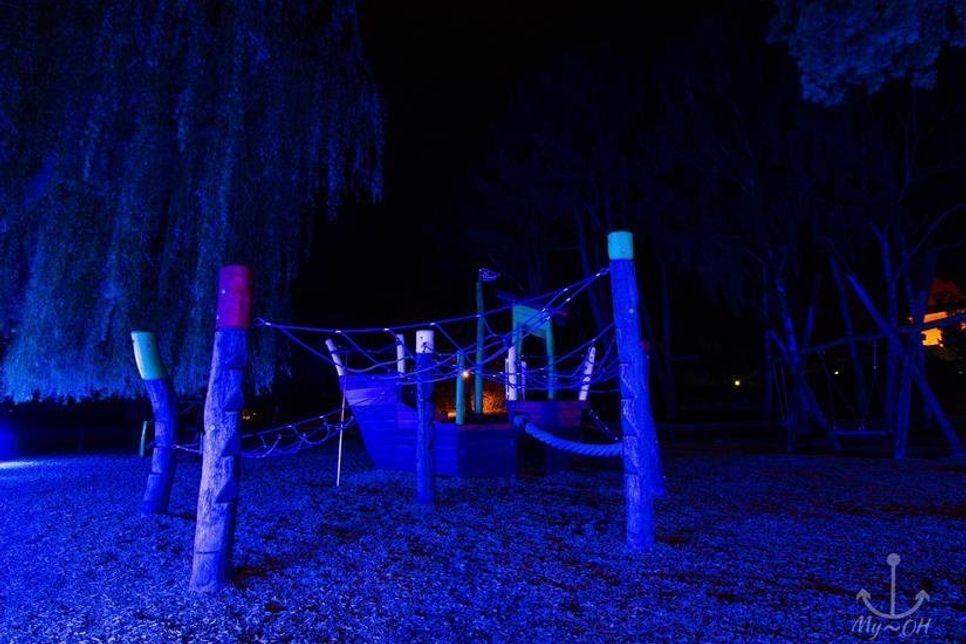 Der Kinderspielplatz schimmert in blauem Licht.