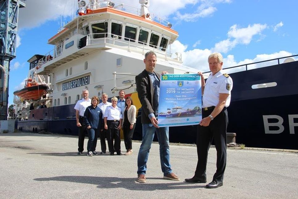 Klaus-Hermann Tiedemann - Hauptzollamt Kiel, Leiter Kontrollraum „Ostsee“; Andrea Brunhöber - Stadt Neustadt, Stadtmarketing Koordinatorin; Frank Kaiser - THW Ortsverband Neustadt; Sabine Seelig – Ortsbeauftragte; Bundespolizeiinspektion Neustad, Sachbearbeiterin Öffentlichkeitsarbeit; Tim Lüthans - Stadtwerke Neustadt, Leiter Abwasser/Hafen; Tabea Braun - Tourismus-Agentur Lübecker Bucht, Veranstaltungsleiterin  Frans IJben - Tourismus-Agentur Lübecker Bucht, Veranstaltungen Neustadt, Pelzerhaken, Rettin;  Marco Antler - Bundespolizeiinspektion See Neustadt, Inspektionsleiter (v. lks.). (Copyright der reporter)