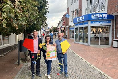 Freuen sich auf den 29. Herbstmarkt in der Kremper Straße (v. lks.): Das Orga-Team bestehend aus Sven Muchow, Melanie Levingston und Jürgen Mohr.