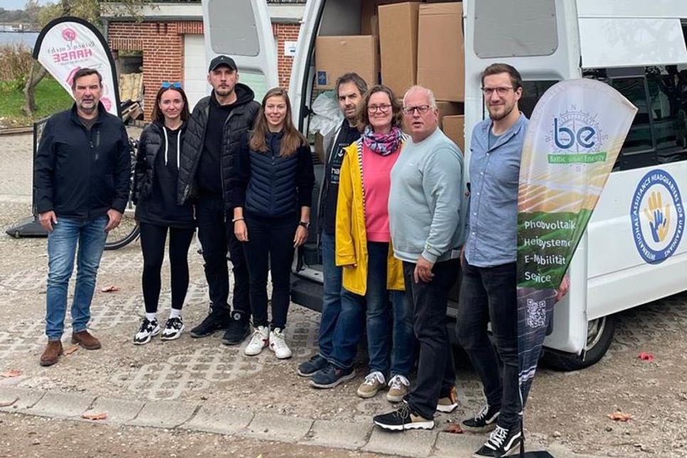 Unterstützer des Hilfsprojekts (v. lks.): Erster Stadtrat Dirk Vowe (CDU), Yuliia und Oleg Beresnieva, Lina Koop (Nachhaltigkeitsmanagement), Mirco Stein und Britta Hay (Bündnis 90/Die Grünen), Heiko Haase, Paul Zours (Baltic smart Energie).