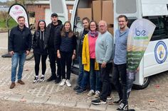 Unterstützer des Hilfsprojekts (v. lks.): Erster Stadtrat Dirk Vowe (CDU), Yuliia und Oleg Beresnieva, Lina Koop (Nachhaltigkeitsmanagement), Mirco Stein und Britta Hay (Bündnis 90/Die Grünen), Heiko Haase, Paul Zours (Baltic smart Energie).