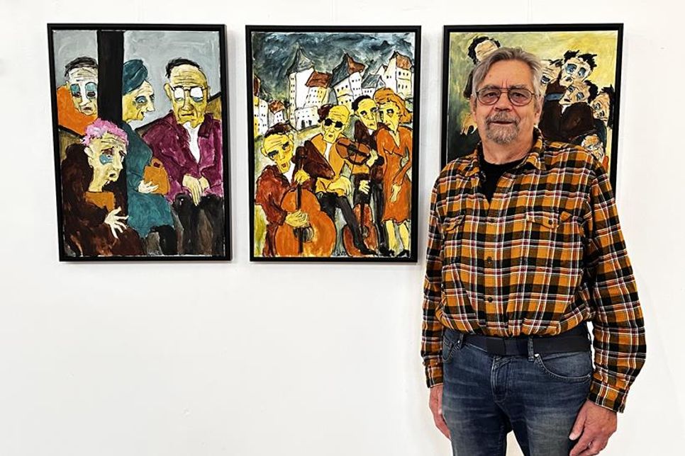 Der Künstler und Soziologe Holger Wittig-Koppe aus Plön reflektiert in seinen expressiv-realistischen Ölbildern gesellschaftskritische Aspekte - zu sehen in der 34. Kreisausstellung im Hans-Ralfs Haus für Kunst und Kultur des Ameos Klinikums Neustadt.