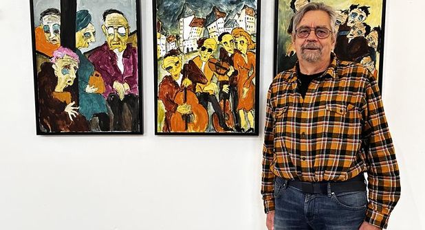 Der Künstler und Soziologe Holger Wittig-Koppe aus Plön reflektiert in seinen expressiv-realistischen Ölbildern gesellschaftskritische Aspekte - zu sehen in der 34. Kreisausstellung im Hans-Ralfs Haus für Kunst und Kultur des Ameos Klinikums Neustadt.