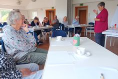 Das Gehirn ist in jedem Alter lernfähig, zeigte sich beim Vortrag von Karin Jahn (re.) in Sierksdorf.