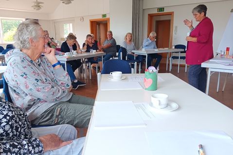 Das Gehirn ist in jedem Alter lernfähig, zeigte sich beim Vortrag von Karin Jahn (re.) in Sierksdorf.
