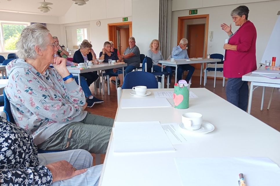 Das Gehirn ist in jedem Alter lernfähig, zeigte sich beim Vortrag von Karin Jahn (re.) in Sierksdorf.